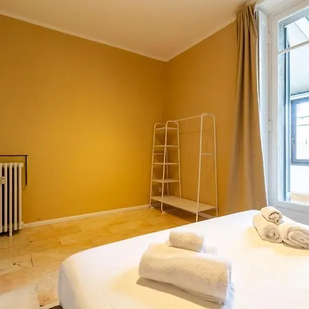 Shopping District -200 Mq - 8 People Милан