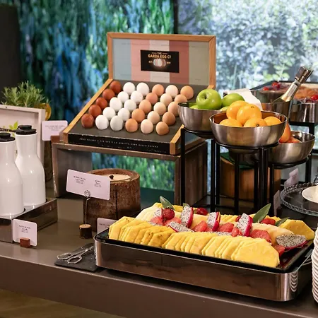 ستارهوتيلز إيشو ميلان