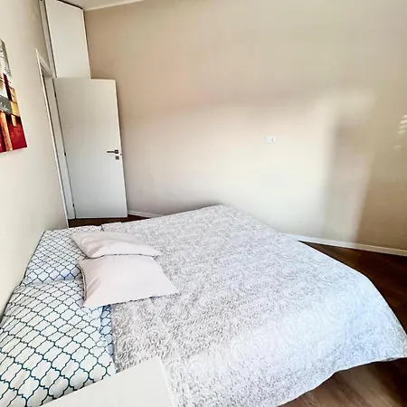 Kademy House-bright Top-floor 2-bedroom Short Walk To Station アパート ミラノ