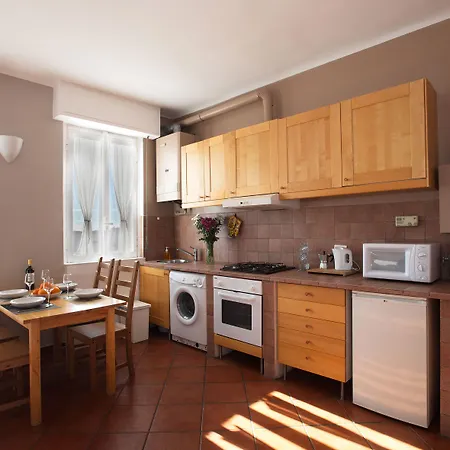 Skyline In Citta Studi A 1 Minuto Dal Metro Con Terrazzo Wi-fi E Netflix 公寓