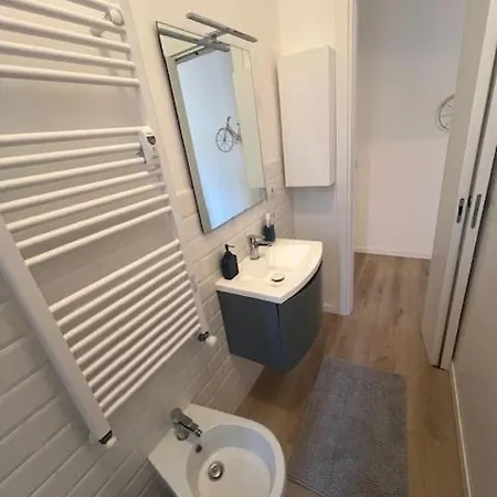 Charming In Isola Near The Metro!