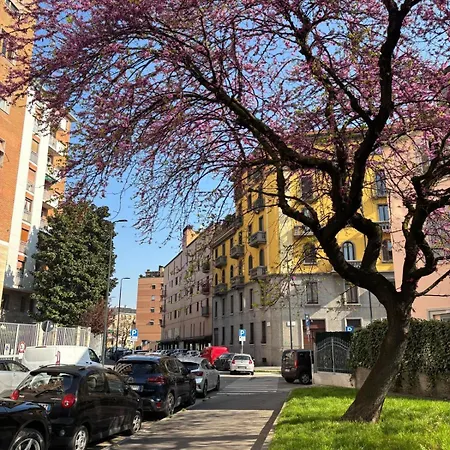 Charming In Isola Near The Metro!