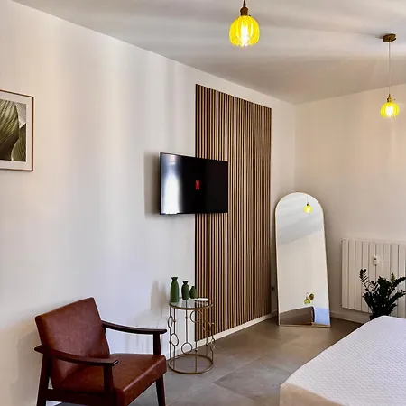 Charming 2 Bed With Private Baths In Center *