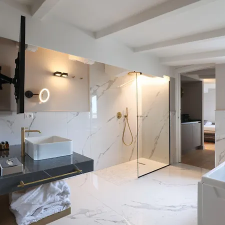 Prestige Boutique - Piazza Duomo View アパート 4*