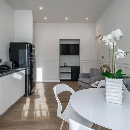 Luxury 2-bedroom Station Appartamento *