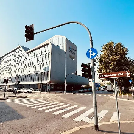 Duomo In 5 Fermate M3 - Fronte Fondazione Prada * מילאנו