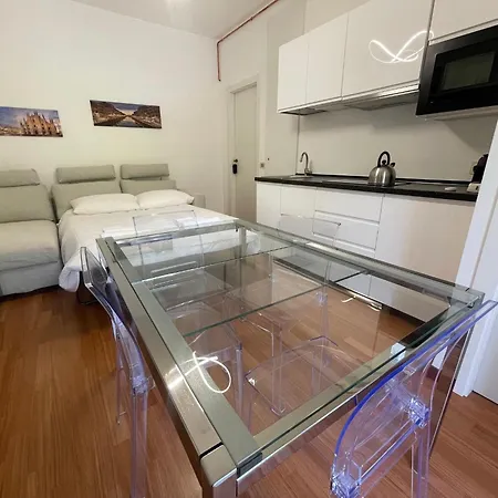 A Stone's Throw From The Metro شقة ميلان