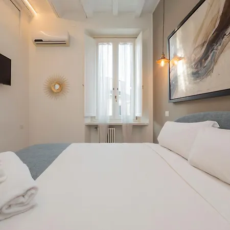 Xenia - 2 In Via Paolo Sarpi 12 * Milánó