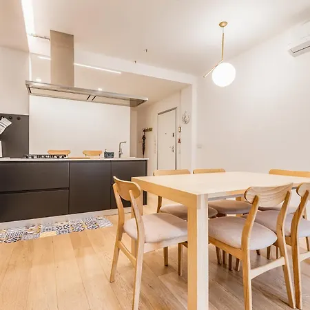 Luxury Via Montenevoso 4 Pax Wi-fi 아파트