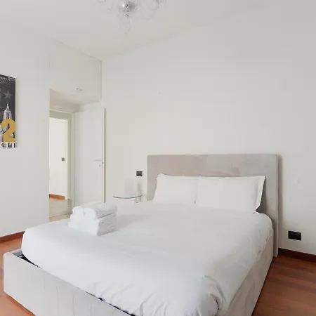 Guesthost - Lorenteggio Charming Flat ミラノ