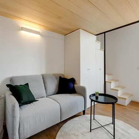 Cozy Penthouse With Stunning View & Balcony ميلان