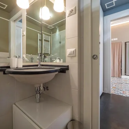 Xenia - 2 In Via Paolo Sarpi 12 *