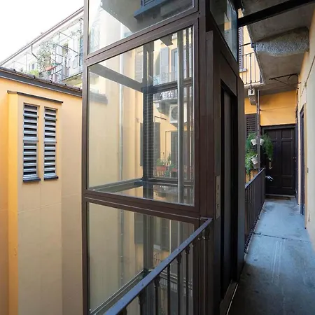 Artistic Flat W Wooden Beams, Porta Venezia Διαμέρισμα