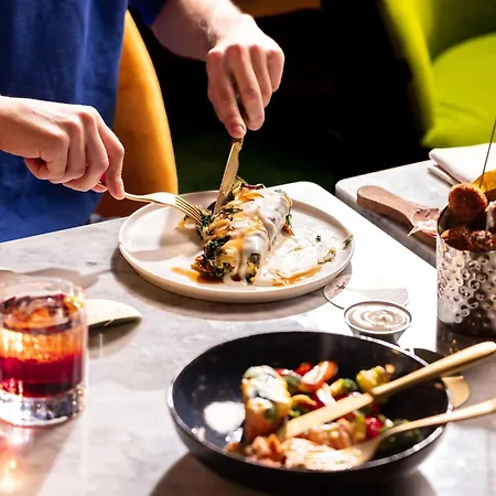 מלון Urban Hive 4*