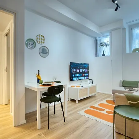 Stylish - M4 Frattini, 15 Mins To Duomo Apartment *