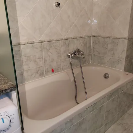 Spacious With Three Bedroom And Large Kitchen Appartement