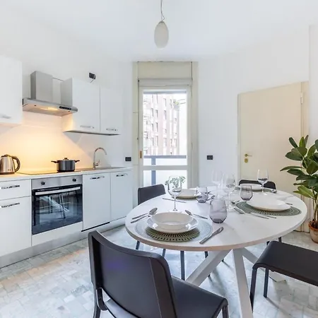 Duomo 7 Min - 3 Bedrooms, Terrace & Parking 밀라노