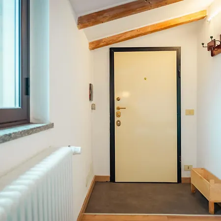 公寓 Luminosa Mansarda Con Travi In Legno 米兰