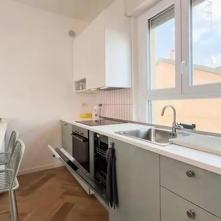 Lovely One Bedroom Flat With Terrace In Via Sebino Апартаменты Милан