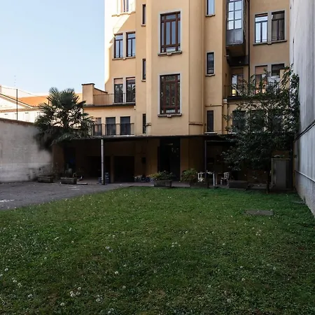 Casa Picasso - Above The Subway * Milan