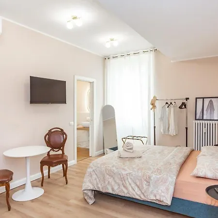 Luxury Quiet Above Subway *