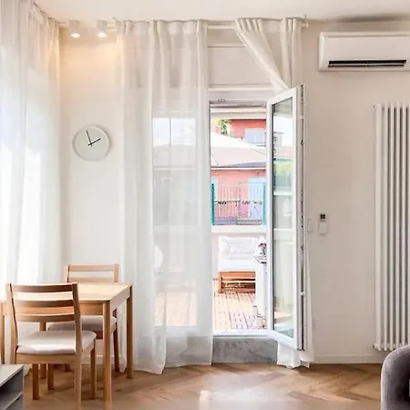 Апартаменты Lovely One Bedroom Flat With Terrace In Via Sebino