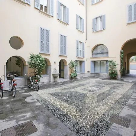 Hacca Collection - Charming In Corso Magenta * Milánó