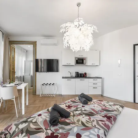 Centrale-duomo 10min - La Dolce - Metro Loreto 4min Apartment