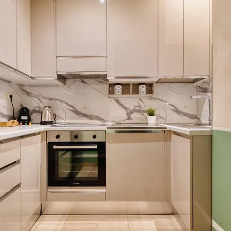 Elegant Three In Porta Romana By Mastery 아파트 *