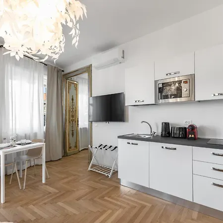 Centrale-duomo 10min - La Dolce - Metro Loreto 4min Apartment *