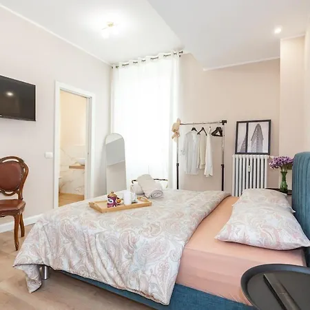 Luxury Quiet Above Subway Apartament *