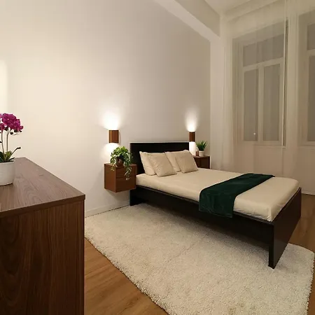 Casa Picasso - Above The Subway *