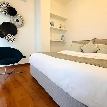 Comecasa 2 Bdr 450mt From Duomo 아파트 밀라노