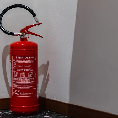 Spacious 4-bed 2-bath, 3 Min Walk To M1 Bande Nere Appartamento *