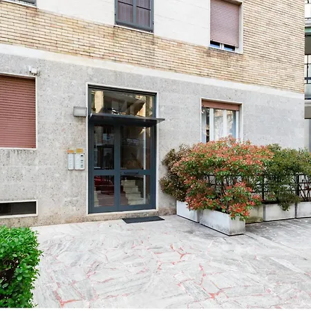 Spacious 4-bed 2-bath, 3 Min Walk To M1 Bande Nere * Milan