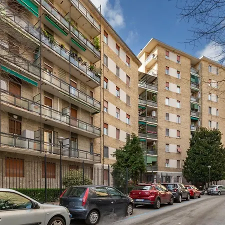 Spacious 4-bed 2-bath, 3 Min Walk To M1 Bande Nere Apartment Milan