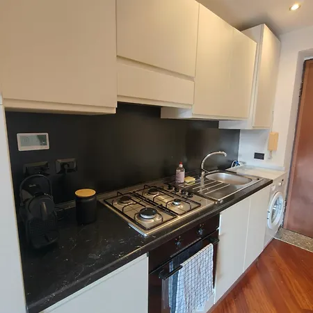 Center Urban Apt, Ac, Wifi, Metro M3 Duomo شقة ميلان