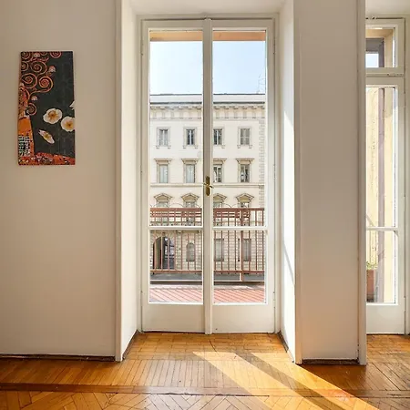 Artstay - Exclusive In Porta Romana, Free Parking Daire