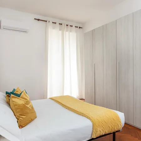 Artstay - Exclusive In Porta Romana, Free Parking Daire