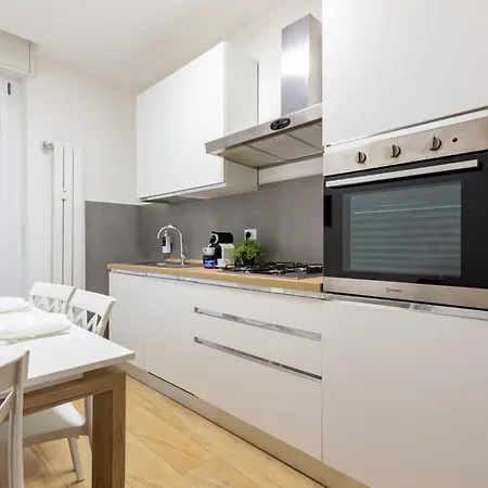 Spacious 4-bed 2-bath, 3 Min Walk To M1 Bande Nere Apartment Milan