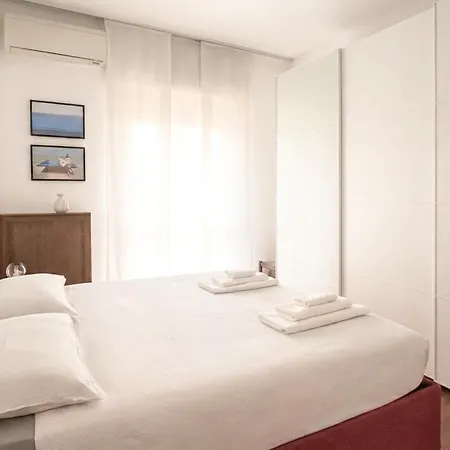 Spacious & Bright Flat Near Bocconi & Navigli Милан