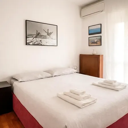 Spacious & Bright Flat Near Bocconi & Navigli Апартаменты Милан