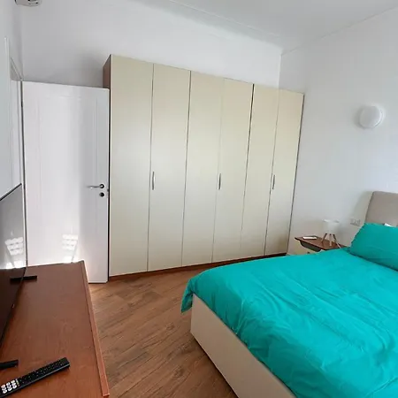 דירה Modern And Bright Two-room Above The M3 Metro מילאנו