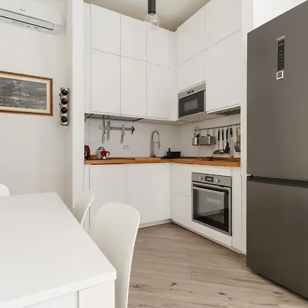 Guesthost - Lovely Flat Near Frattini M4 * Mailand