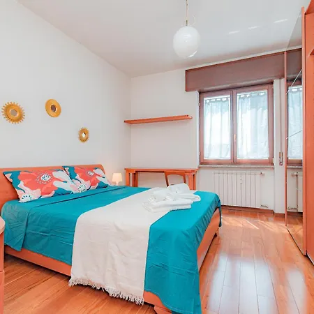 Stylish Near Duomo, Near Metro, Balcony Apartment Milan