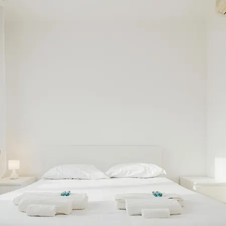 Isola - 2 Bedrooms - Free Parking Daire