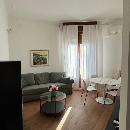 Modern And Bright Two-room Above The M3 Metro شقة ميلان