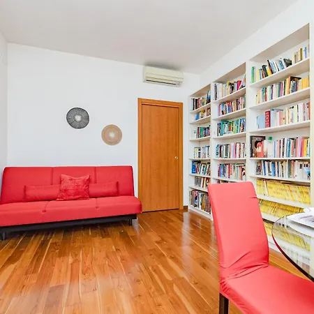 Stylish Near Duomo, Near Metro, Balcony Apartment Milan