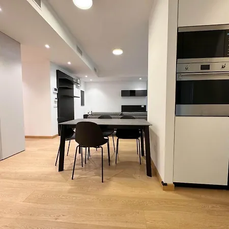 Luxury With Panoramic Terrace And Skyline View דירה