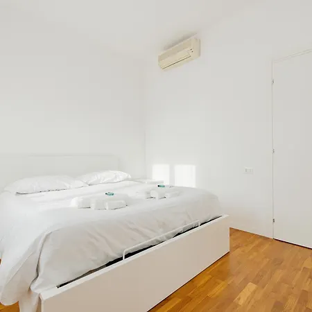 Isola - 2 Bedrooms - Free Parking Milano